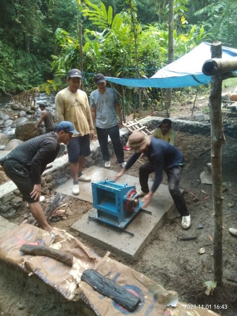Pembangun PLTMH Desa Long Kemuat