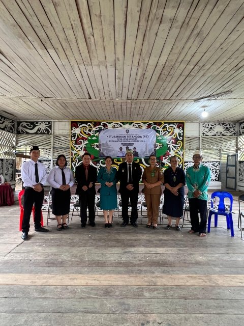 Foto bersama ketua RT baru 